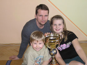 Michal, Vašík a Mika s pohárem