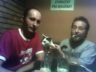 Laďa se Zdeňkem s "kočkou" v Kocourkovské klubovně
